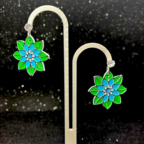 The Petal Fern Earrings - Picture 4 of 4